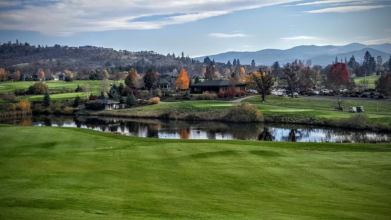 Resort At Eagle Point Golf Club Lodging Exterior photo