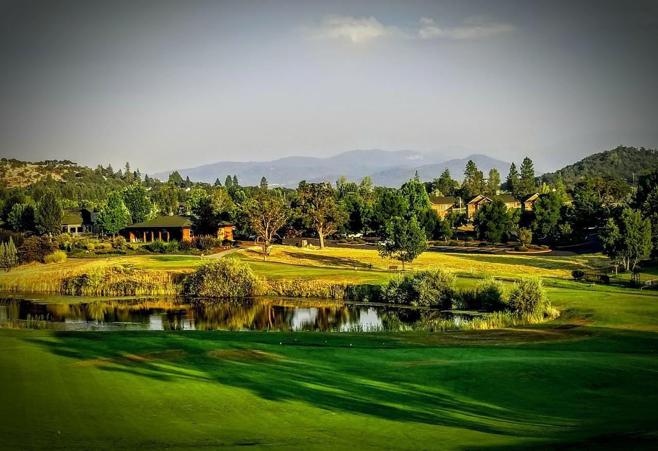 Resort At Eagle Point Golf Club Lodging Exterior photo