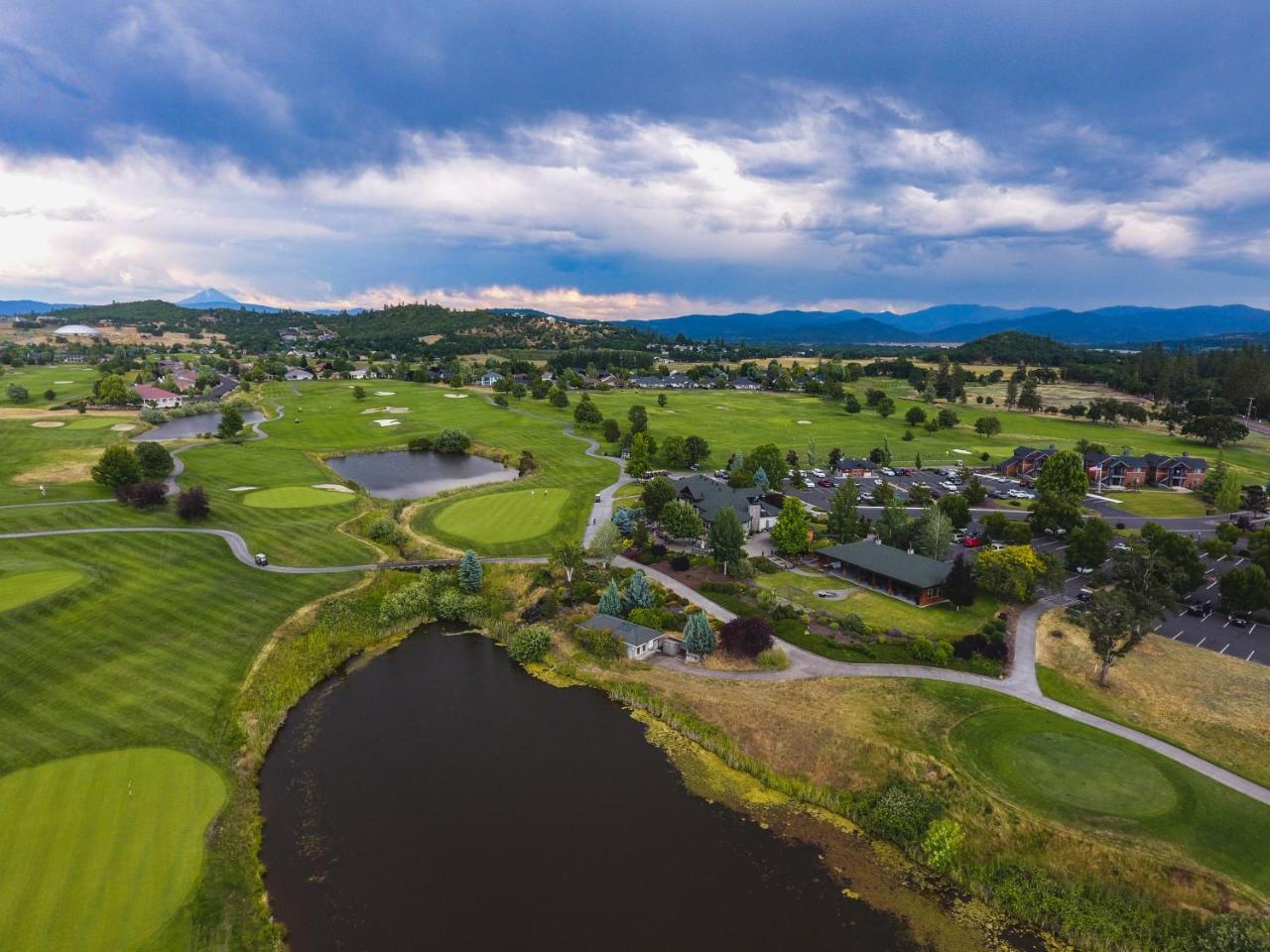 Resort At Eagle Point Golf Club Lodging Exterior photo
